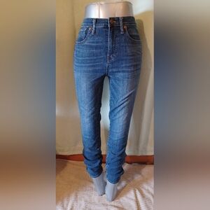 A Madewell 10" High-Rise Skinny Jeans in Danny Wash
